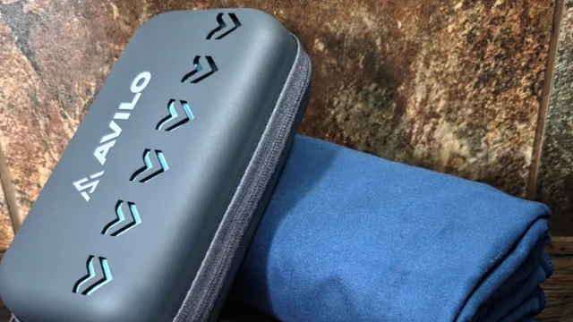 Navy_microfiber_towel_with_case_c7716dfb-3808-44c8-8de1-ffe63ae8ade4