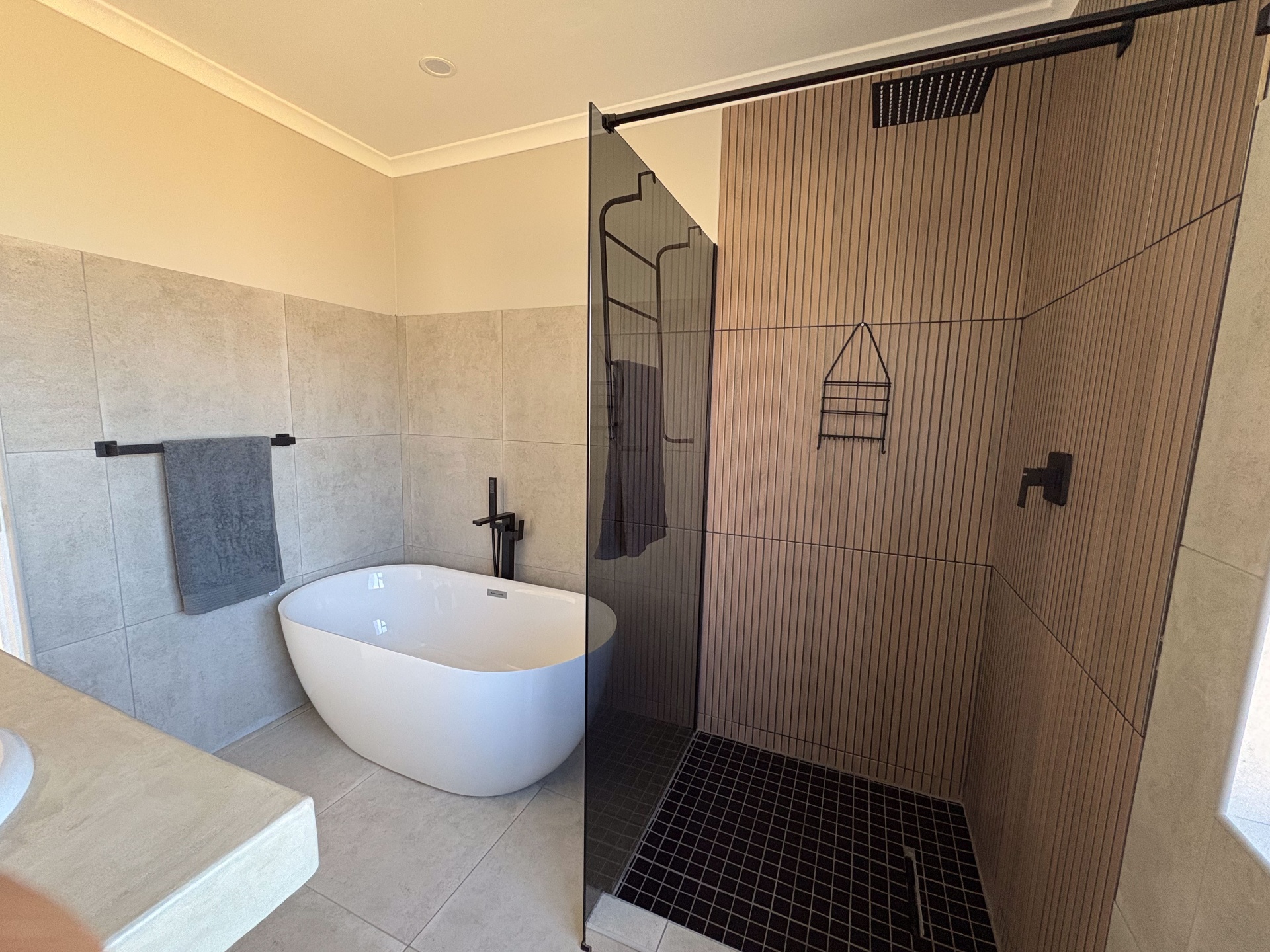 bathroom-BMt6DJVz